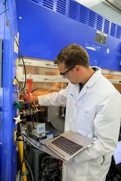 An engineer conducts testing of the Molten Regolith Electrolysis (MRE) ins... 스톡 사진