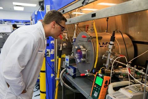 An engineer conducts testing of the Molten Regolith Electrolysis (MRE) ins... Fotos de archivo