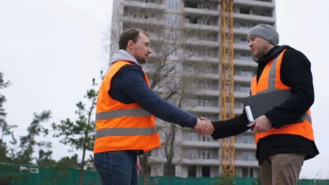 Engineer at the construction site signed a contract 스톡 동영상 89868830