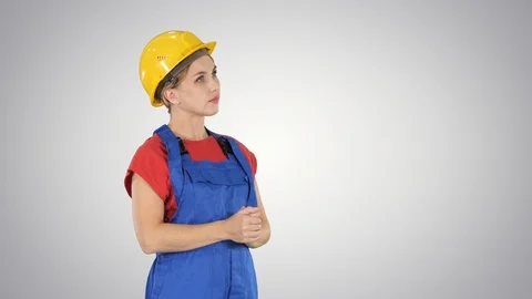 Engineer construction worker woman looking up amazed on gradient background. Vídeos de archivo 104385041