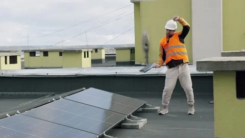 Engineer dancing on rooftop with solar panels. Vídeos de archivo 331299332