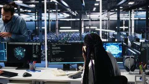Engineer in data center answers telephone call, assisting users with AI Stockfoto's
