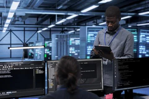 Engineer in data center running system diagnostic tests Foto stock