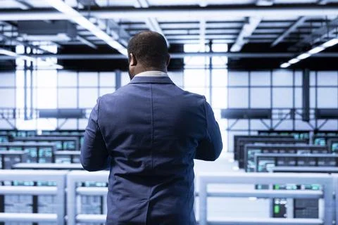 Engineer in data center solving technical errors related to data center hardware Foto stock