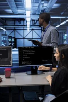 Engineer in data center updating systems to keeps performance up Foto stock