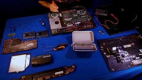 The engineer Disassembles the Laptop for Repair. Laptop motherboard. Time laps. Vídeos de archivo 90730240