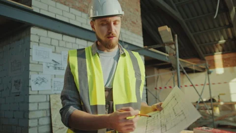 Engineer Discussing Architectural Plan during Video Call at Construction Site Vídeos de archivo 273481723