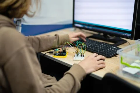 An engineer is engaged in the development and layout of electrical circuits Foto stock
