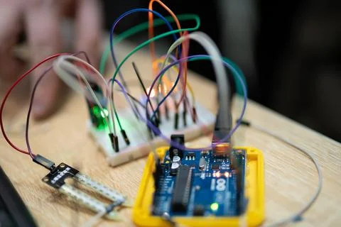 An engineer is engaged in the development and layout of electrical circuits Foto stock