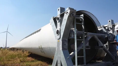 An engineer evaluates wind turbine with a tablet  Видео 121197542