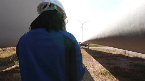 An engineer evaluates wind turbine with a tablet  動画素材 121203096