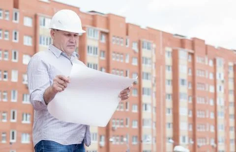 An engineer examining blueprints Fotos de archivo