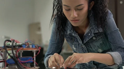 Engineer female collaborating development robot in modern laboratory. Stock-Footage 113705629
