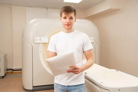 Engineer fills after maintenance documents. computer tomograph. Foto stock