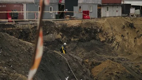 An engineer goes on a construction site Vidéo 153761739