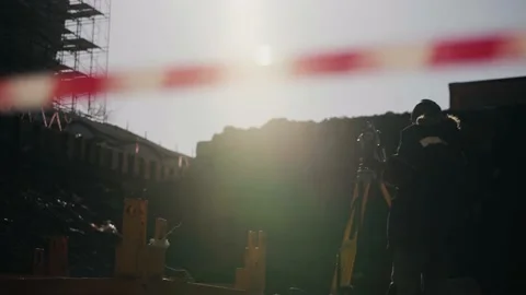 An engineer goes on a construction site Vidéo 153761743