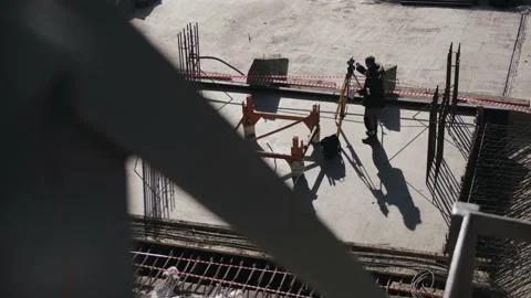 An engineer goes on a construction site Vidéo 153761744