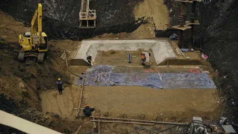 An engineer goes on a construction site Vídeos de archivo 153762126