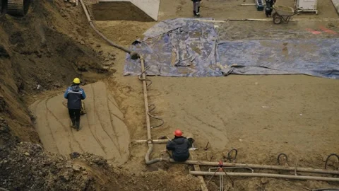 An engineer goes on a construction site Vidéo 153762128