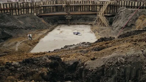 An engineer goes on a construction site Vidéo 153762135