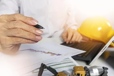 Engineer grabbing pen to guide work and construction instructions, construc.. Fotos de archivo