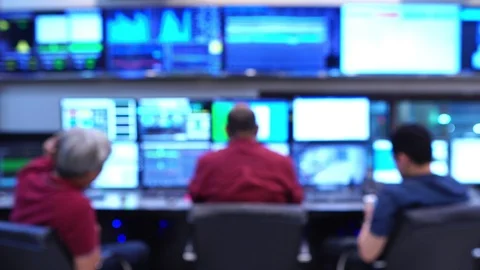 Engineer group looking to work in the electrical control room  Vidéo 123055369