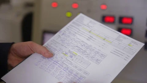 Engineer hands writing information from industrial electronic control board Vídeos de archivo 71289434