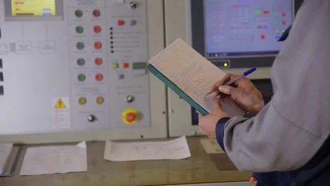 Engineer hands writing information from industrial electronic control board Vídeos de archivo 71289675