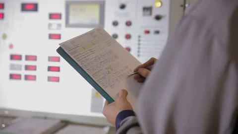 Engineer hands writing information from industrial electronic control board Vídeos de archivo 71289820