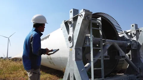 Engineer with hard hat against wind turbine  Vidéo 121196837