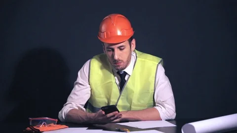 Engineer in hard hat at the table Vidéo 81268264