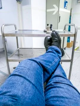 Engineer having a break in computer network server room Foto stock