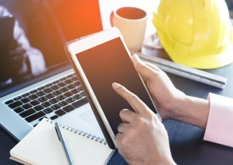 Engineer holding a blank tablet screen 库存照片