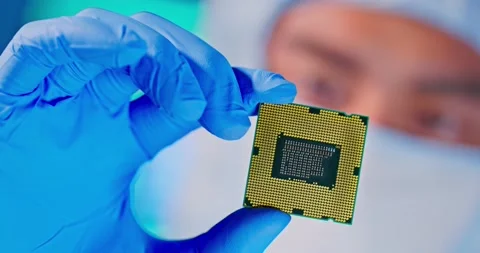 Engineer holds microchip Vídeo Stock 166625948