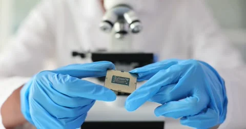 Engineer holds microprocessor in laboratory 库存影片 260595787