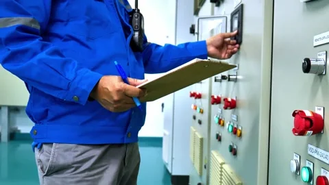 Engineer Inspecting Industrial Power Control Cabinet Vídeo Stock 290924817
