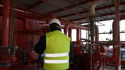 Engineer inspecting machinery water pump. checks the pump sprinklers Видео 103434104
