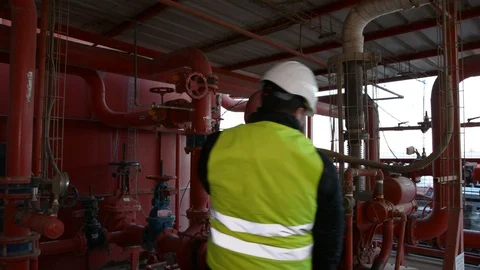 Engineer inspecting machinery water pump. checks the pump sprinklers Vídeo Stock 103434220