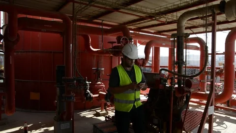 Engineer inspecting machinery water pump. checks the pump sprinklers Vídeos de archivo 115044046