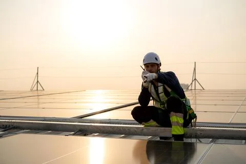 Engineer inspecting solar panel on roof of building, man worker or technici.. Stockfoto's