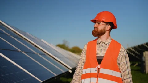 Engineer inspecting solar panels in solar farm Video stock 314405209