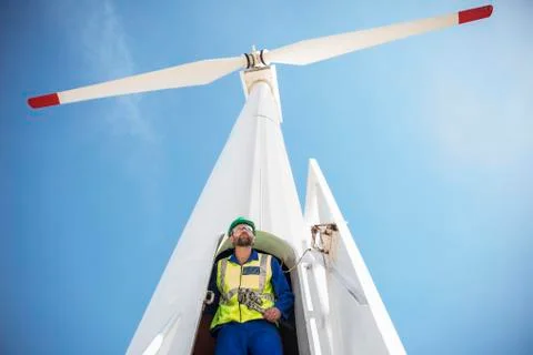 Engineer inspecting wind turbine, using wrench Foto stock