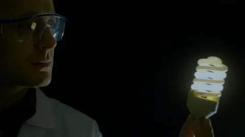 Engineer looking at Tesla's lamp 1 库存影片 88217650