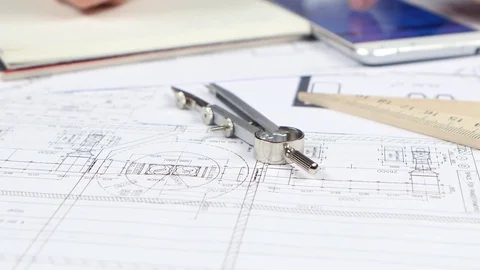 Engineer looks at the data for the drawing in the phone and writes them down Vidéo 73682802