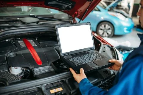 Engineer makes computer diagnostics of car engine Foto stock