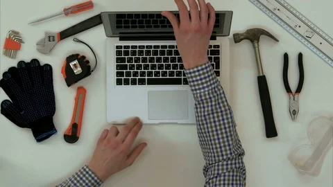 Engineer male hands working on computer at workplace Vídeos de archivo 71616819