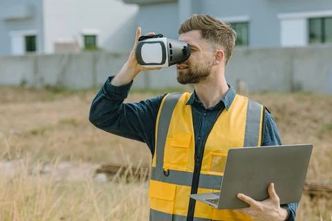 Engineer male worker using VR visual reality technology in construction ind.. Stockfoto's