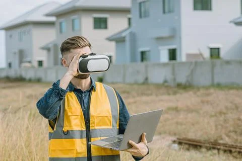 Engineer male worker using VR visual reality technology in construction ind.. Stockfoto's
