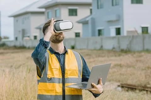 Engineer male worker using VR visual reality technology in construction ind.. Stockfoto's