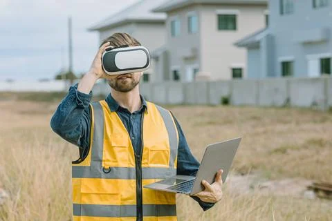 Engineer male worker using VR visual reality technology in construction ind.. Stockfoto's